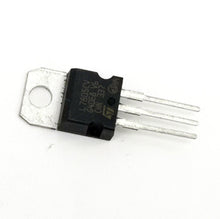 Cargar imagen en el visor de la galería, 7805 - Circuito Integrado Regulador de Voltaje Positivo 5v 1A